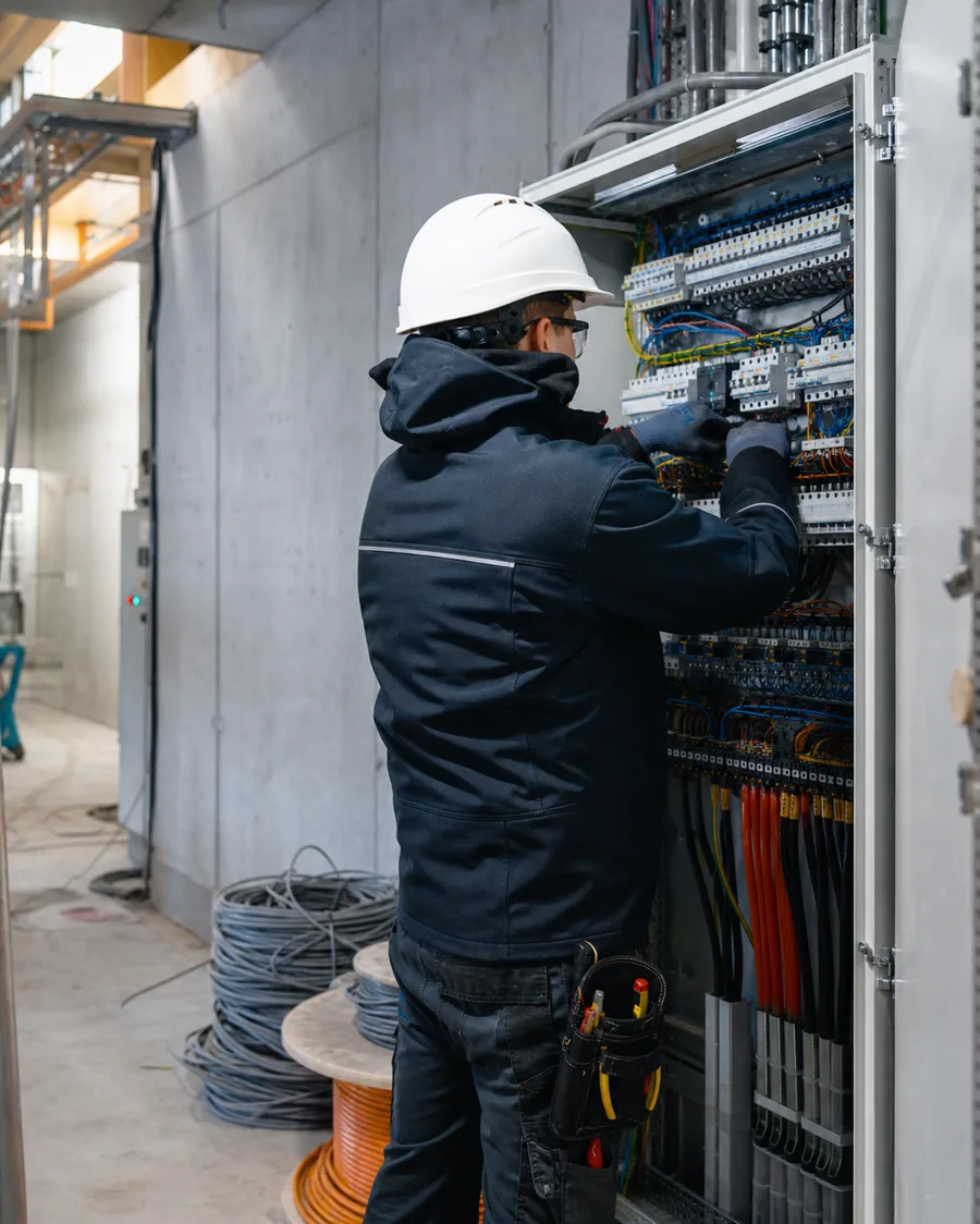 Profesionálny elektrikár pracuje na priemyselnom rozvádzači